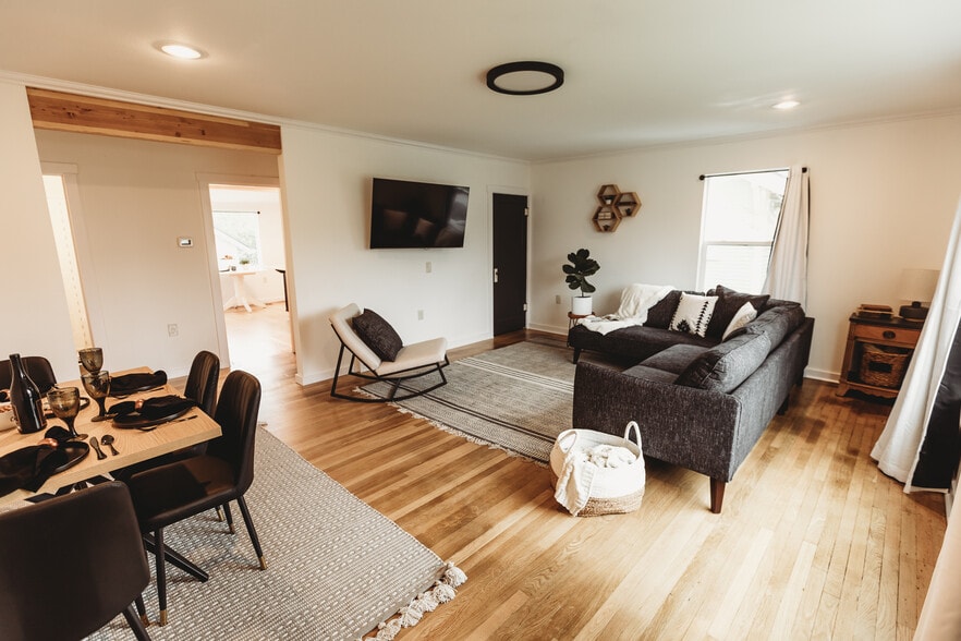 Building Photo - 207 E 9th St