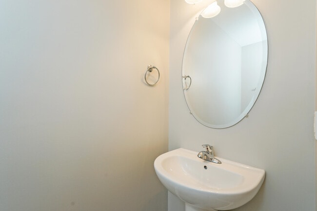 Building Photo - 1961 Drummond Dr