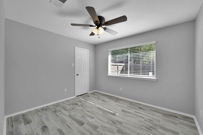 Building Photo - 2306 Piddler Dr