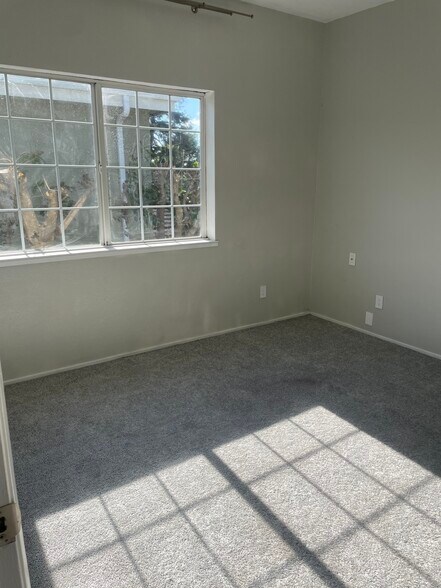 Building Photo - 2559 Clinton Ave