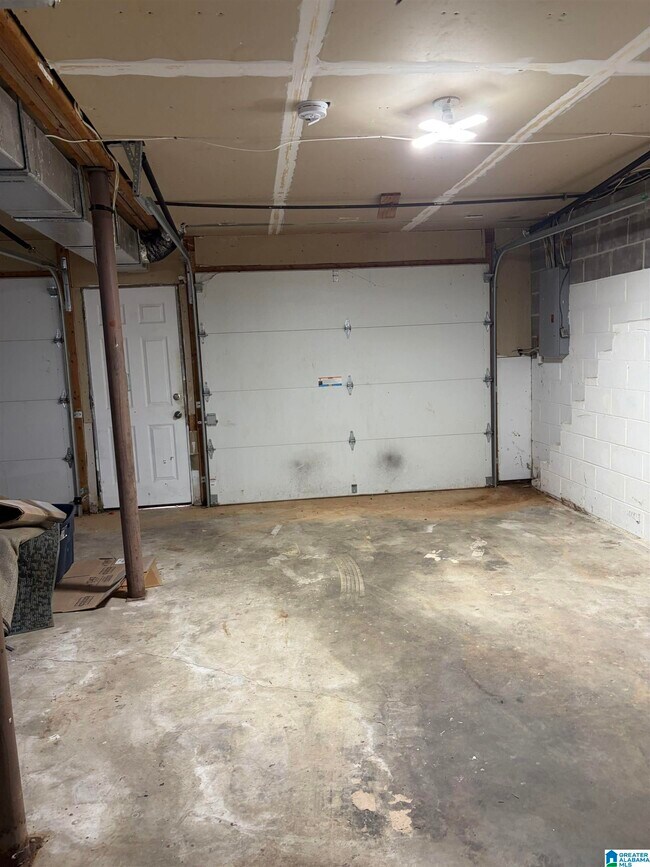 Building Photo - 6877 Briarwood Dr