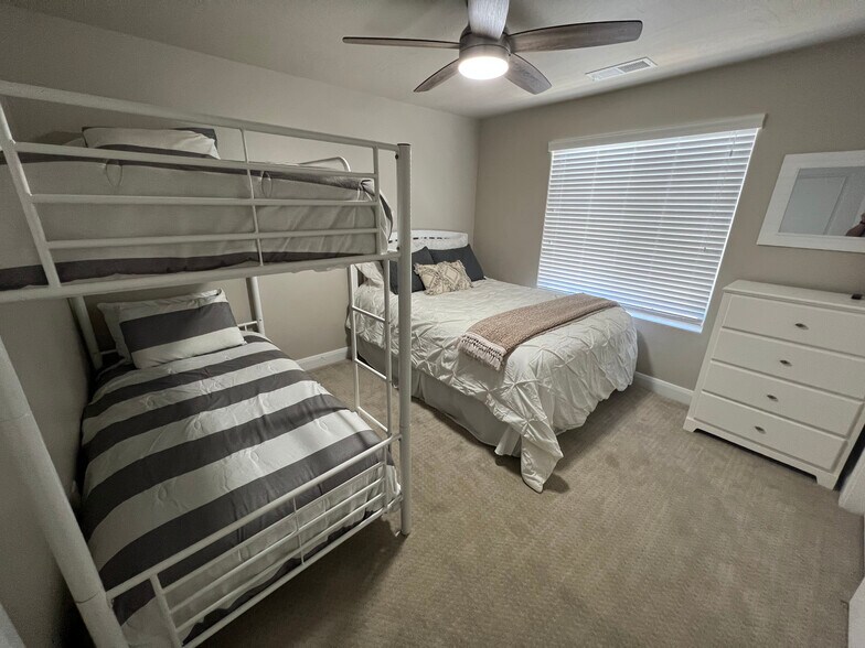 Building Photo - 1911 E Fiesta Ln