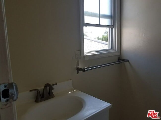 Building Photo - 615 N Rossmore Ave