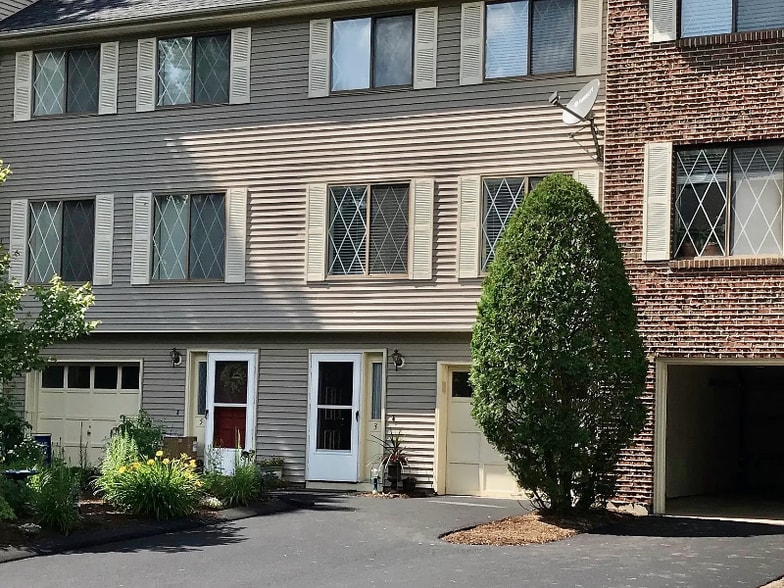 Primary Photo - 3 Burberry Ct