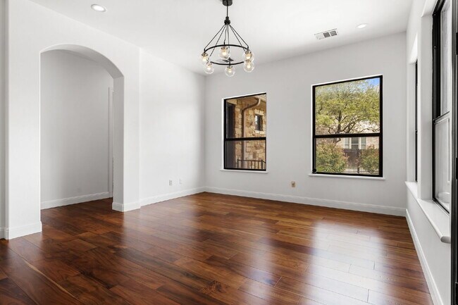 Building Photo - Elevated Executive Living in Lake Forest