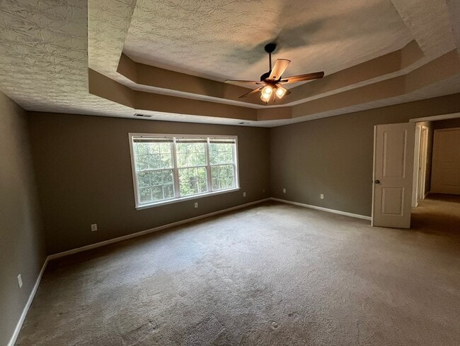 Building Photo - Modern Amenities. Urban Location. Sophisti...