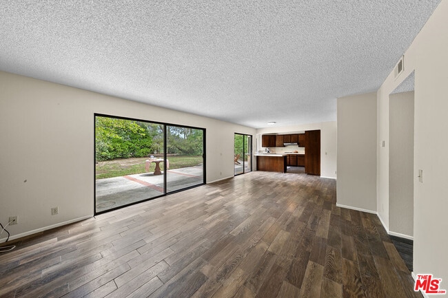 Building Photo - 780 Carriage Cir