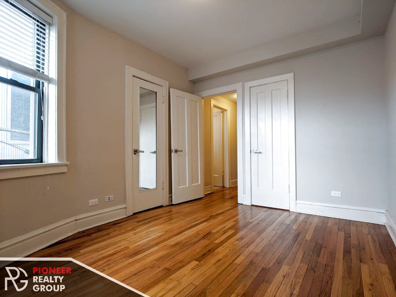 Building Photo - 2227 W Wilson Ave