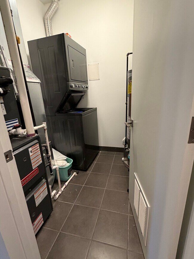 Building Photo - 1835 N St Louis Ave