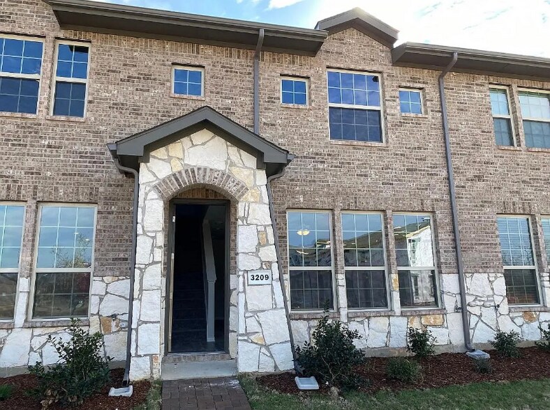 Primary Photo - 3209 Solana Cir