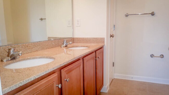 Building Photo - Steps from Shopping, Dining, & Entertainment in The Market Common