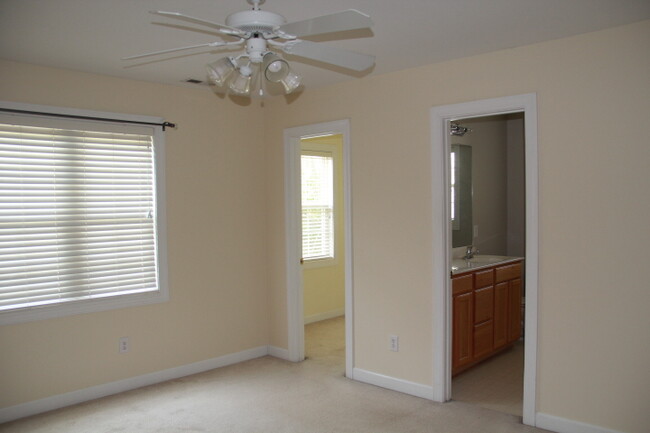 Building Photo - 513 E Maple Ave