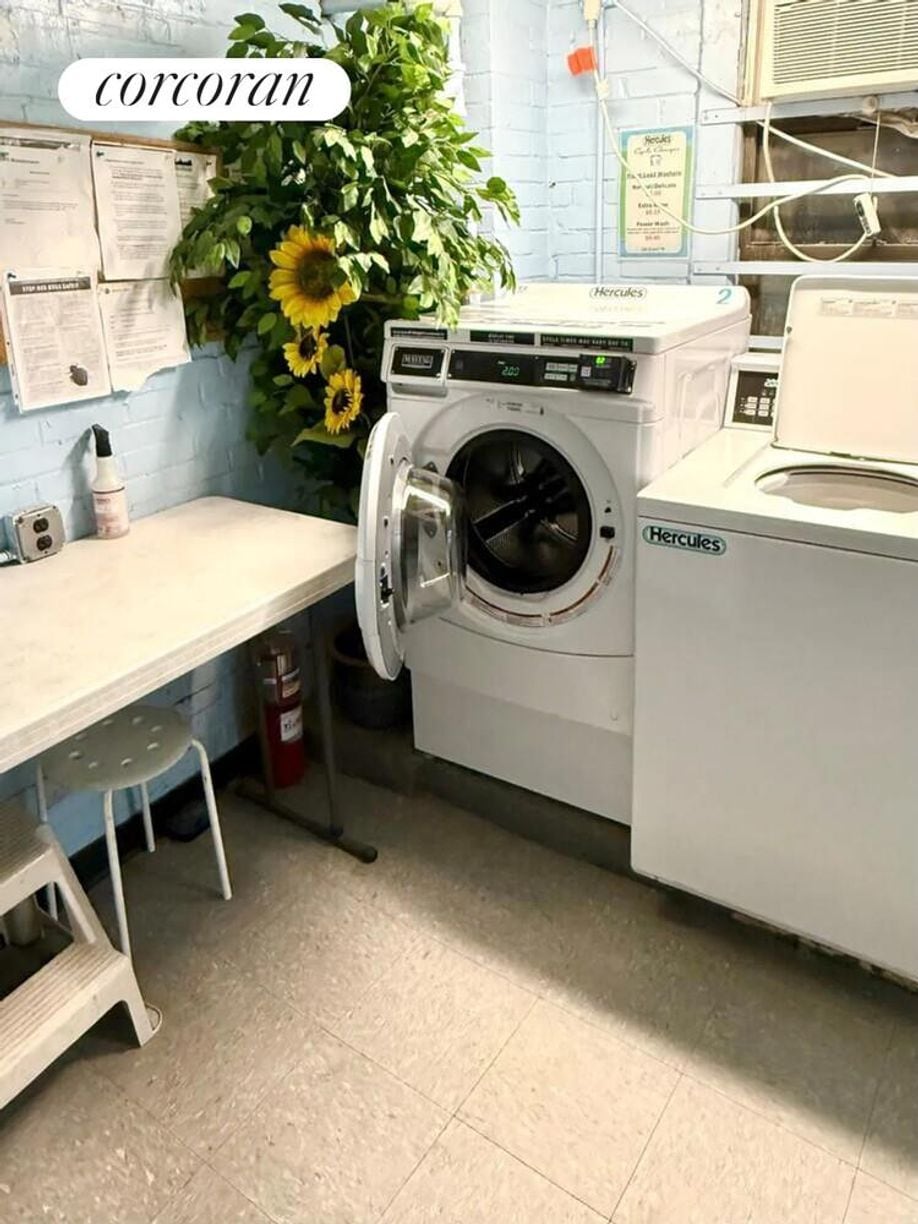 Building Photo - 225 E 79th St