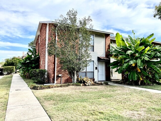 Primary Photo - 3 BR 2.5 BA Luxury Townhouse