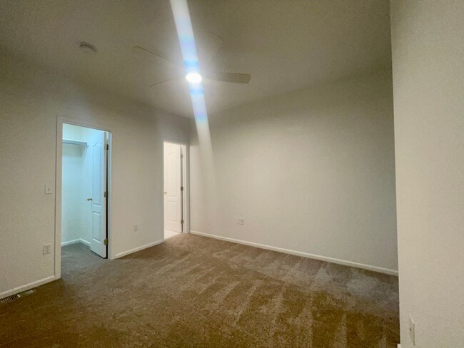 Building Photo - $0 DEPOSIT OPTION. BRIGHT AND SPACIOUS 2/2...