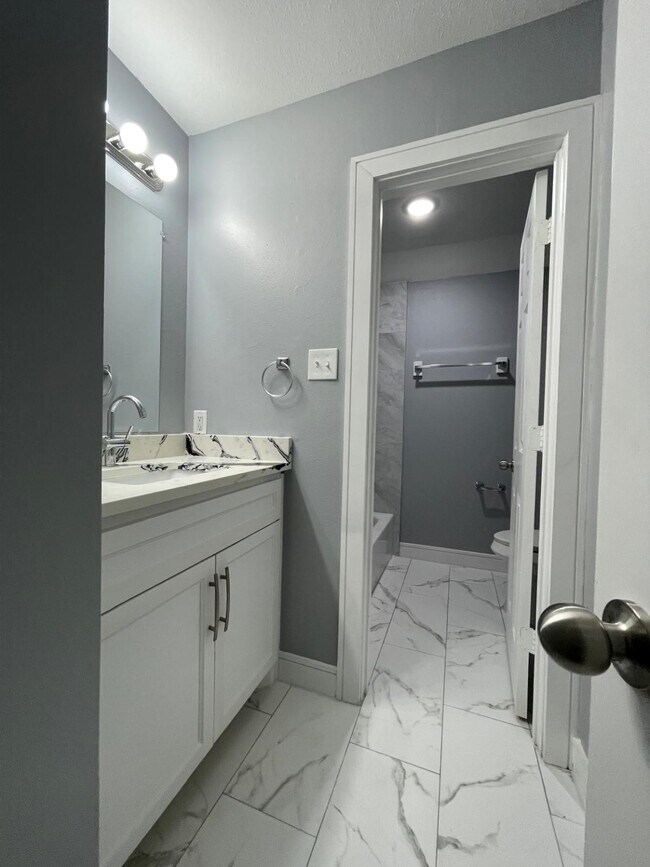 Building Photo - 711 Chaseway Dr