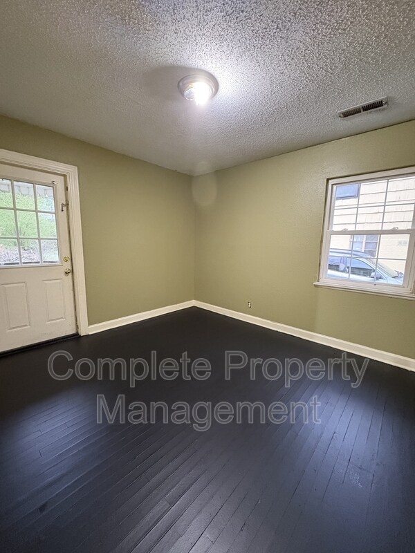 Building Photo - 7801 Vienna Ave