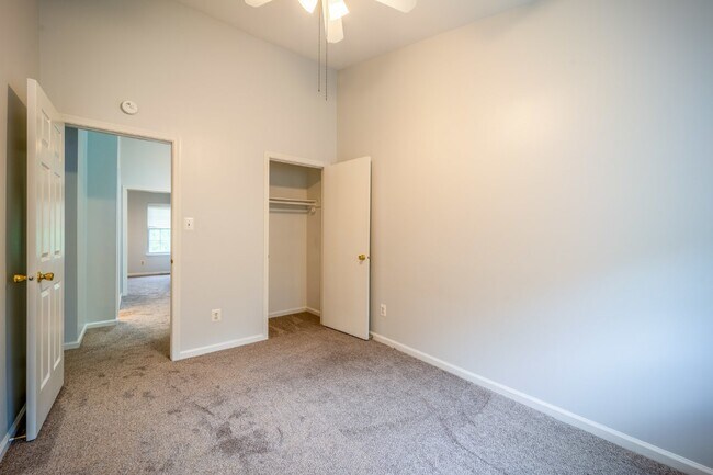 Building Photo - Three-level end unit townhome!