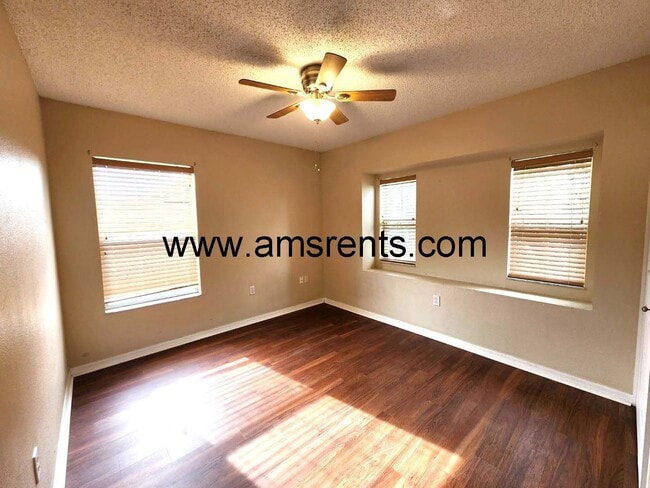 Building Photo - Delightful 3 bedroom 2.5 bath House