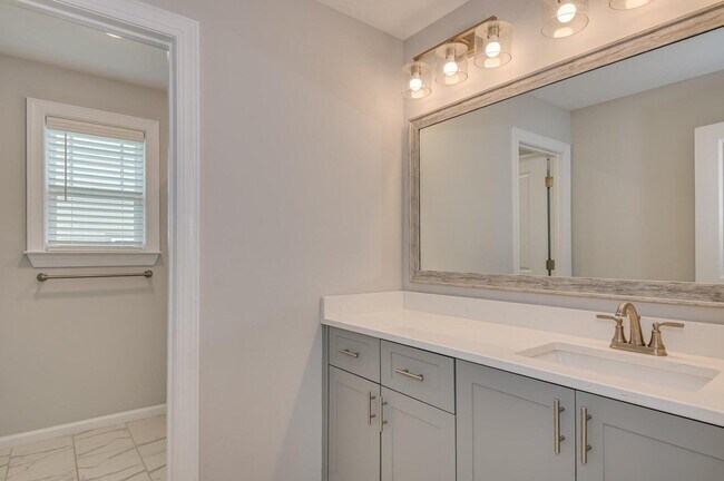 Building Photo - 596 Vinings Dr