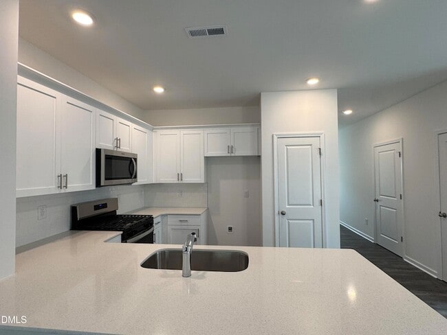 Building Photo - 413 Belgian Red Wy