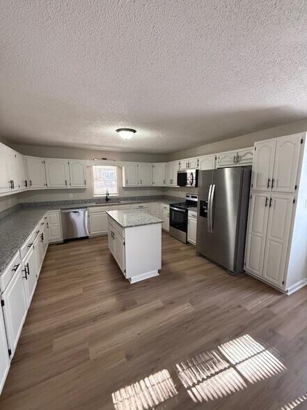 Building Photo - 850 Lakeview Dr