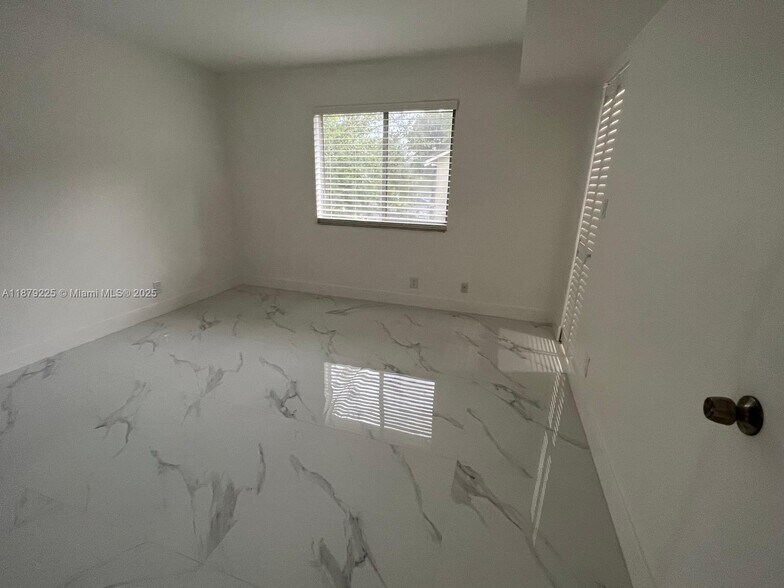 Building Photo - 505 Gardens Dr