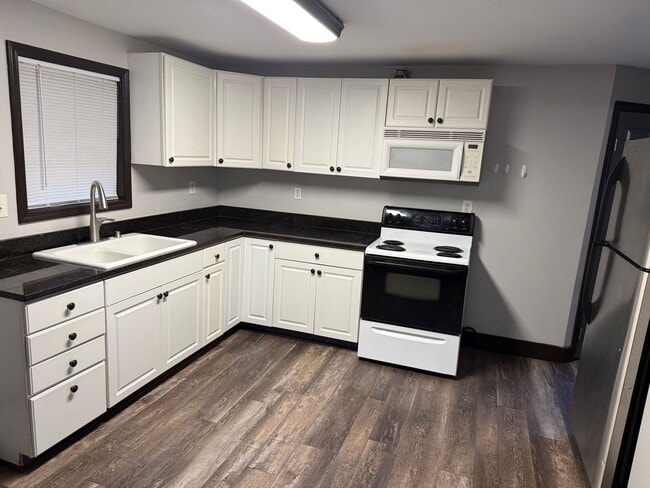 Building Photo - MOVE IN READY!