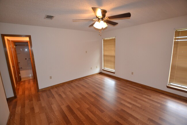 Building Photo - Newly updated 4 bedroom, 2 bath home in Me...