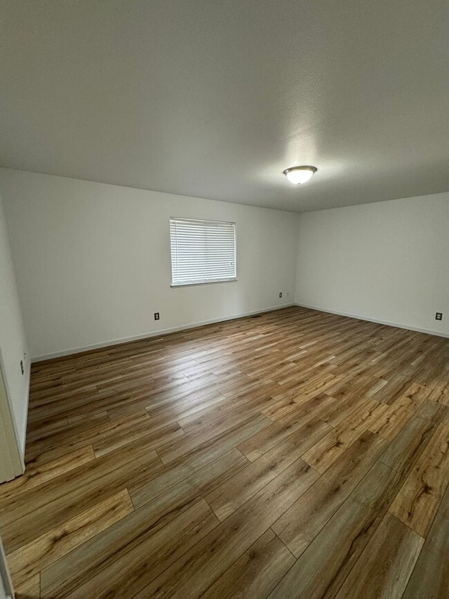 Building Photo - Beautifully updated 3 bed/2 bath townhome