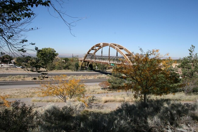 Building Photo - 2817 Palo Verde Dr NE