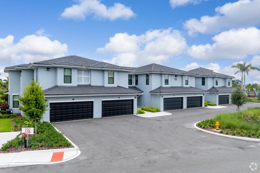 Alt Building Angle - Townhomes - Maren Apartments
