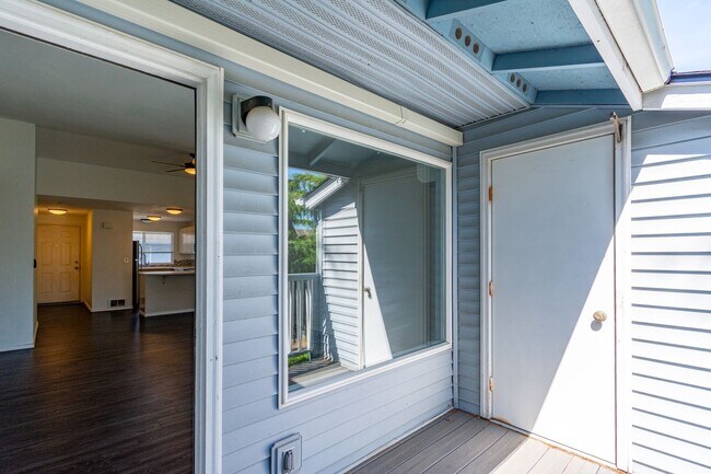 Building Photo - 3 bed 2 bath Condo in Town