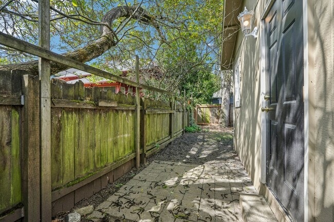 Building Photo - Charming 2 bed 1 bath Bungalow