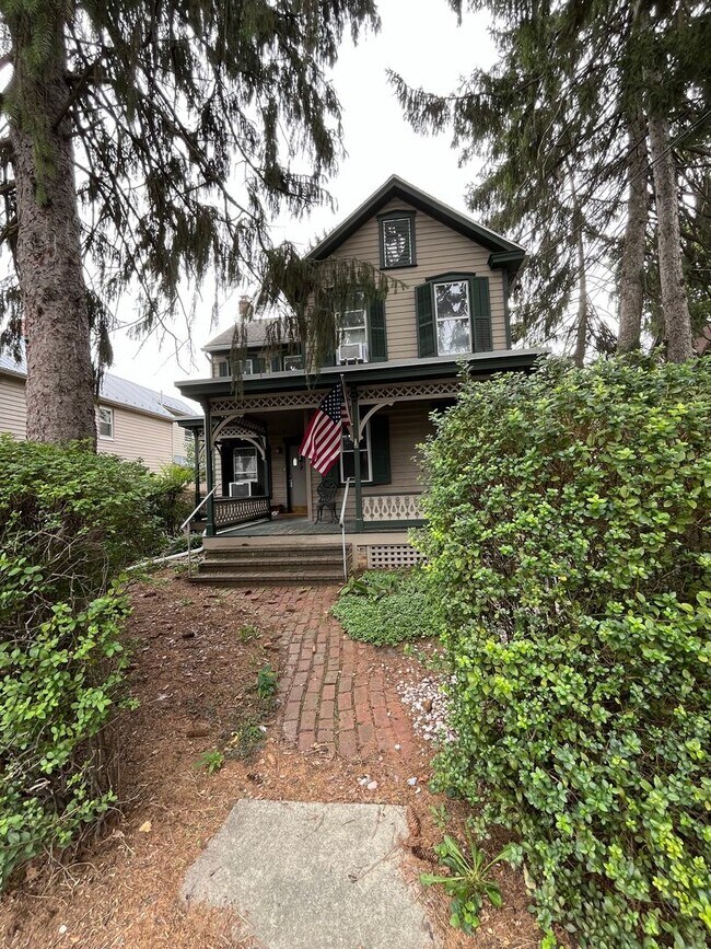 Building Photo - Spacious 4-5 Bedroom, 1.5 Bathroom 2-Story...