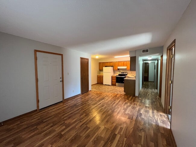 Building Photo - 4 bed 2 bath Centrally Located - Near Aggieville! AVAILABLE NOW!