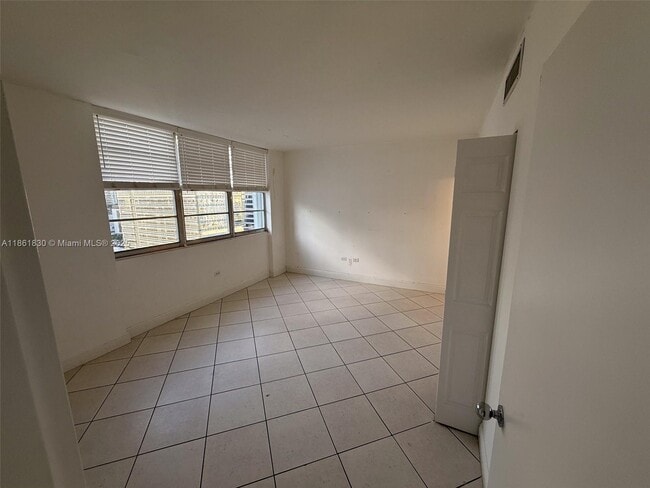 Building Photo - 801 Brickell Bay Dr