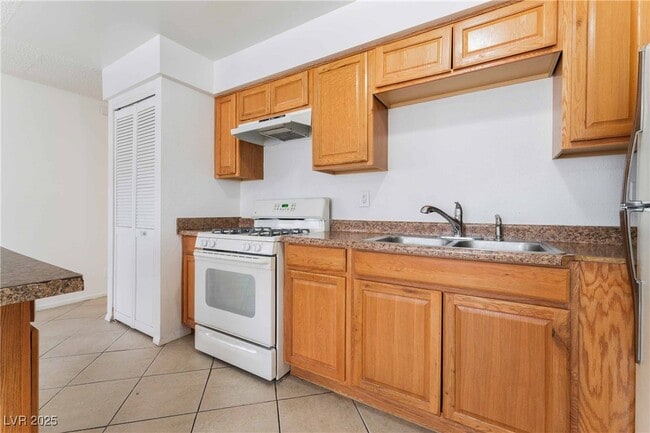Building Photo - 1272 Lawry Ave