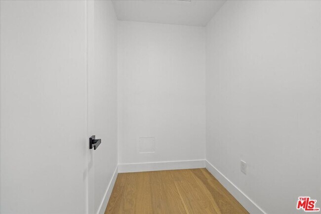 Building Photo - 5815 Saloma Ave