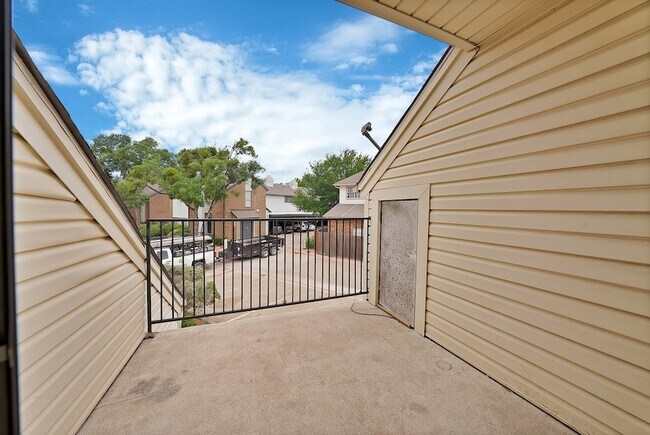 Building Photo - 2428 Forest Brook Ln