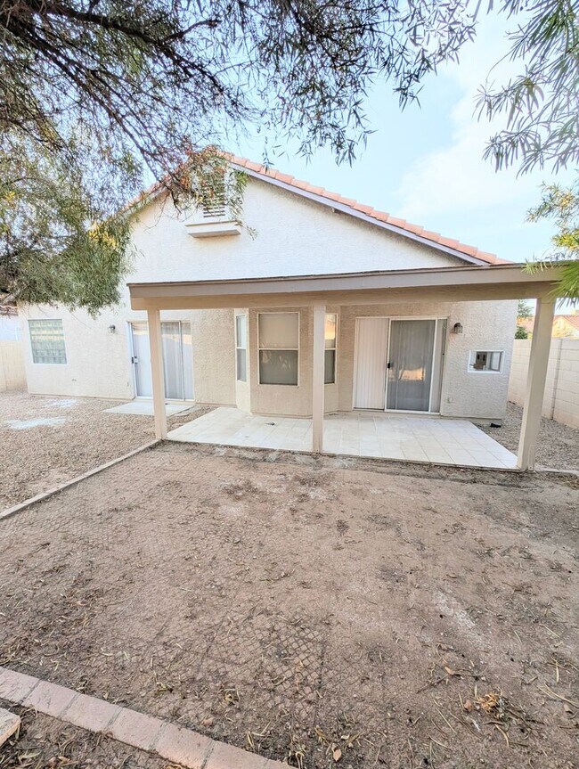 Building Photo - 2325 E Lakecrest Dr
