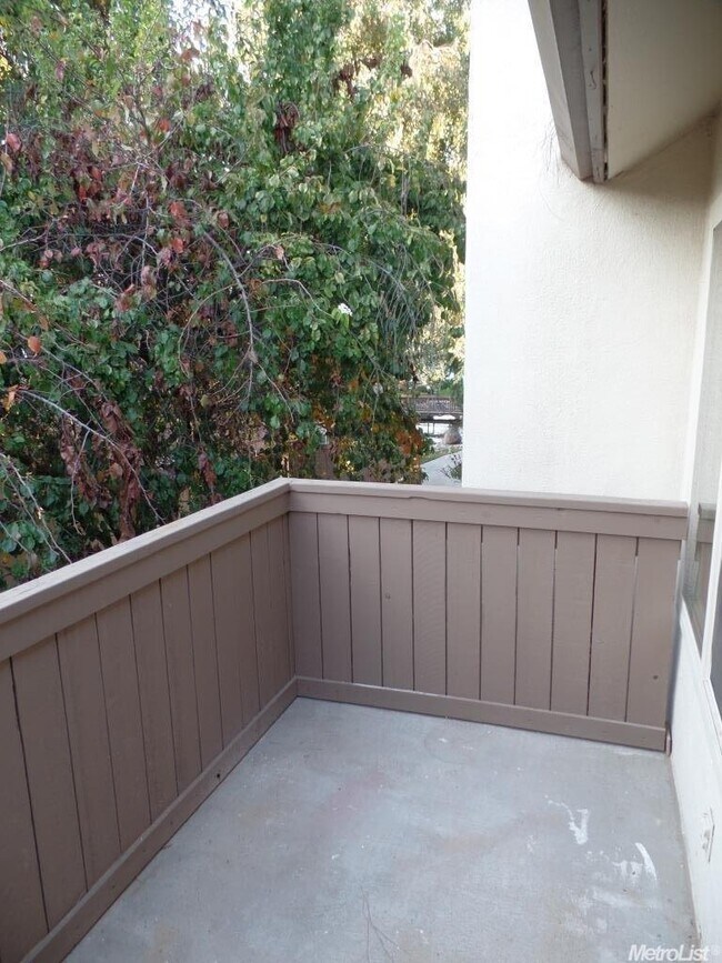 Building Photo - Upgraded 2 bedroom condo in a gated commun...