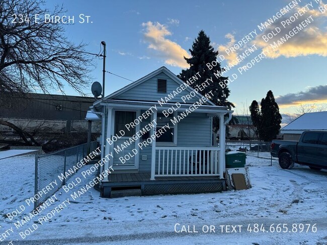 Building Photo - Tiny home on Birch St