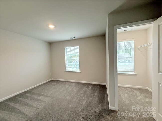 Building Photo - 6337 Fairfax Ct