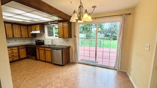 Building Photo - 1/2 Month Free - Charming Single-Level Home with Spacious Yard & Easy Portland Access