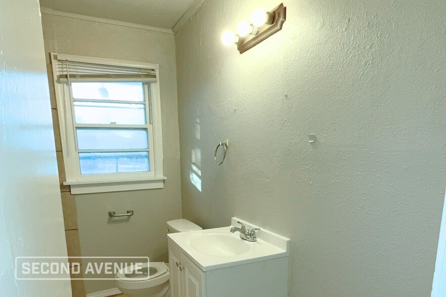 Building Photo - 1920 NE 29th St