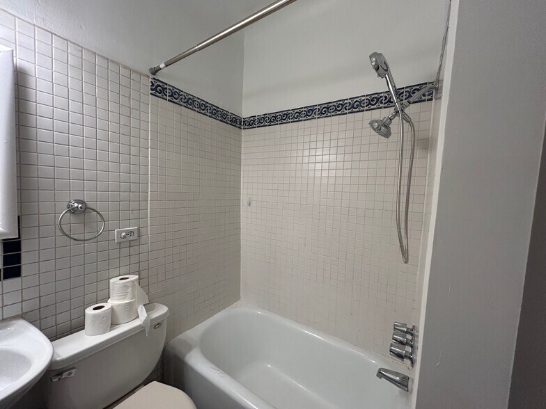 Building Photo - 1254 N Wells St