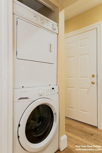 Building Photo - 164 Boylston St