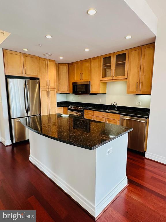 Building Photo - 8220 Crestwood Heights Dr