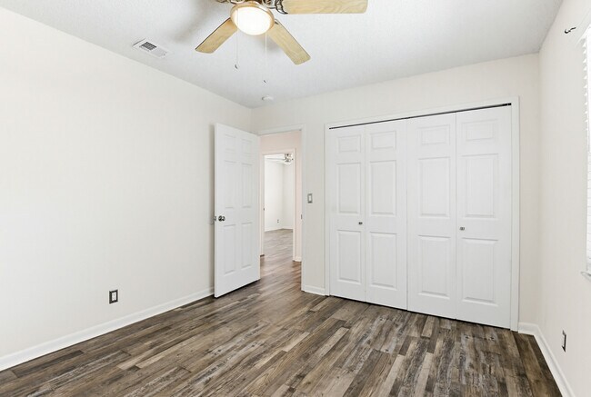 Building Photo - 6 Baywood Dr